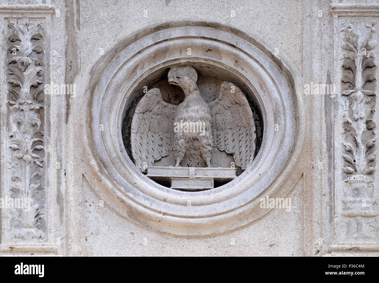 Simbolo di San Giovanni Evangelista il pulpito di marmo da Jacopo e Paolo da Ferrara, datata 1501, Cattedrale di Modena, Italia Foto Stock