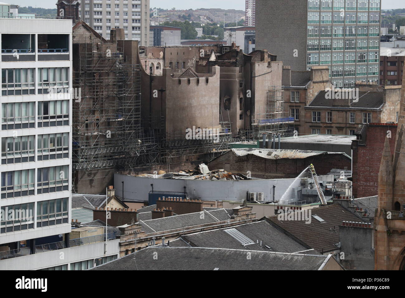 I vigili del fuoco continuano a smorzare verso il basso a seguito dell'incendio presso la Glasgow School of Art (GSA), a sinistra, e l'O2 ABC Glasgow, a destra in Glasgow. Foto Stock