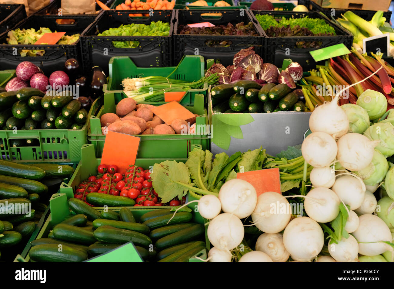 Mercato alimentare di stallo con la varietà di frech verdure colorate Foto Stock