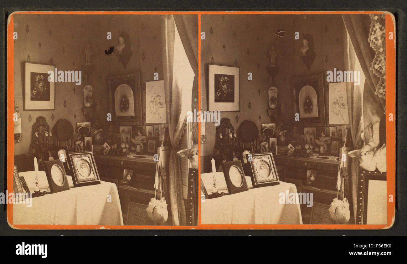 . Angolo della stanza in Charles Emory's house. Decatur, Ill. titolo alternativo: vista interna di Charles Emory's house a Decatur che mostra fotografie incorniciate, stereo-viewer con stereografia, statuette, ecc. Copertura: 1865?-1900?. Fonte Imprint: 1865?-1900?. Elemento digitale pubblicata 6-2-2005; aggiornato 2-12-2009. 76 angolo della stanza in Charles Emory's house. Decatur, Ill, da Robert N. Dennis raccolta di vista stereoscopica Foto Stock