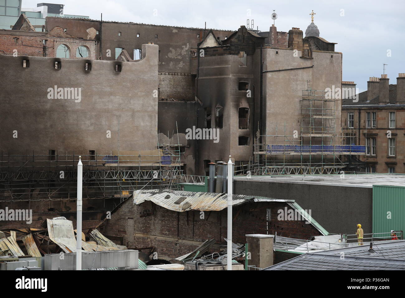 Vista esterna dei danni da incendio presso la Glasgow School of Art (GSA) nello storico edificio di Mackintosh e la O2 ABC Glasgow, come i vigili del fuoco continuano a smorzare verso il basso a seguito dell'incendio. Foto Stock