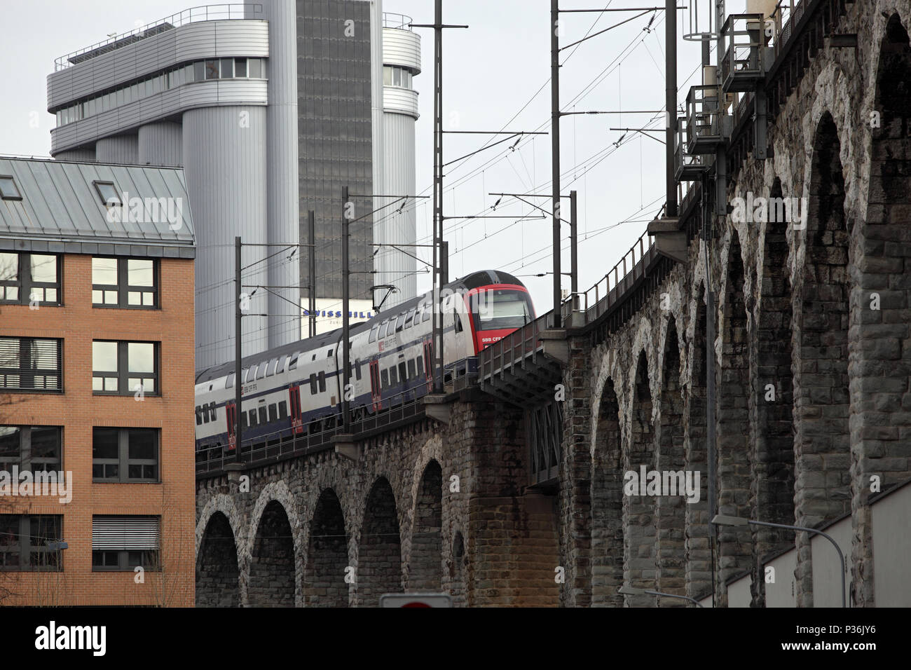 Zurigo, Svizzera, S-Bahn delle Ferrovie Federali Svizzere rigidi su un viadotto Foto Stock