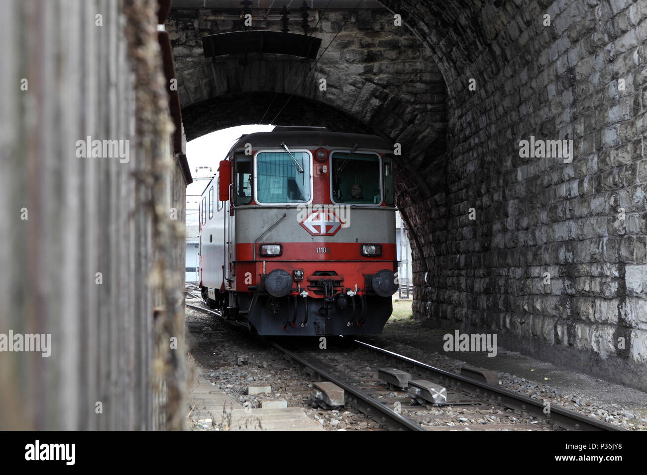 Zurigo, Svizzera, vagone ferroviario delle Ferrovie Federali Svizzere aziona attraverso un tunnel Foto Stock
