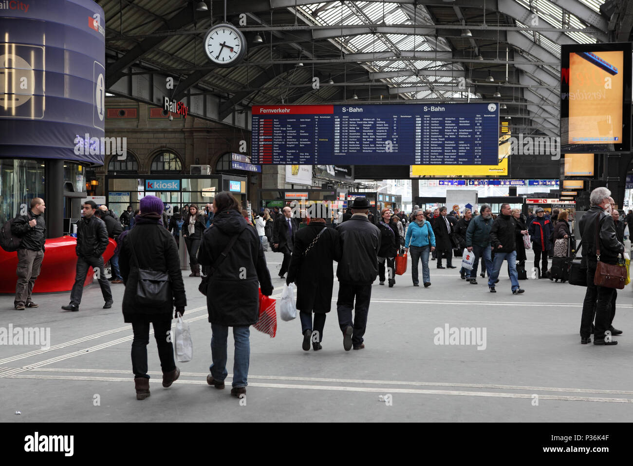 Zurigo, Svizzera, i viaggiatori nella sala di ingresso della stazione principale Foto Stock