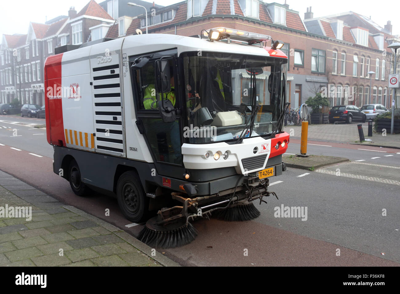 Utrecht, Paesi Bassi, la strada è pulita con una spazzatrice Foto Stock