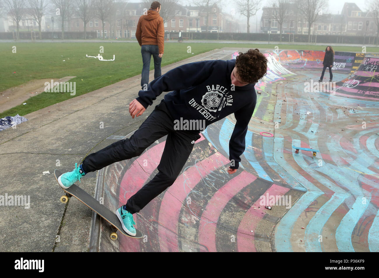 Utrecht, Paesi Bassi, boy è la guida skateboard Foto Stock