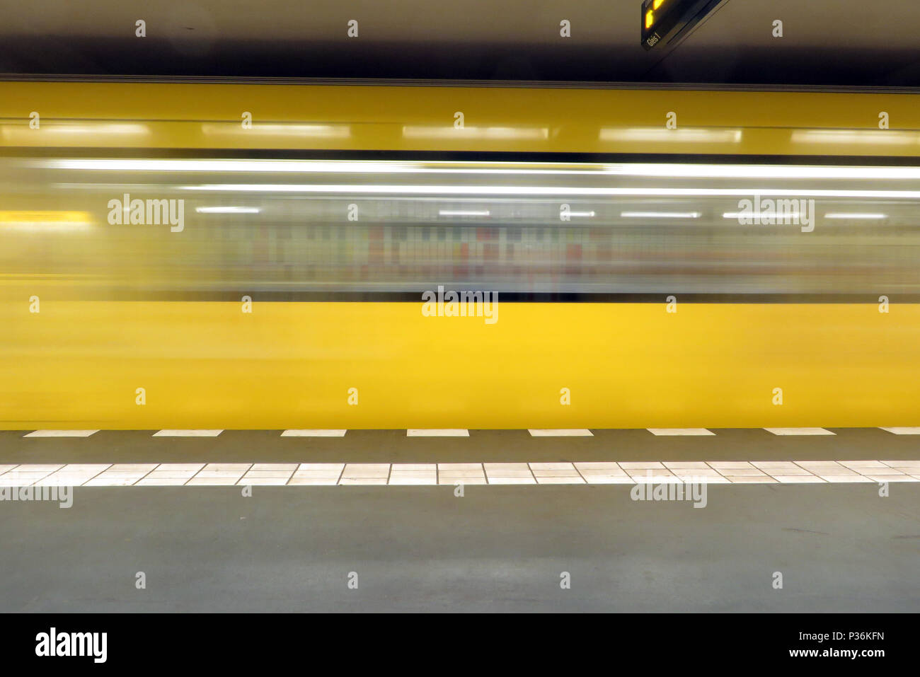 Berlino, Germania, alla metropolitana in movimento Foto Stock