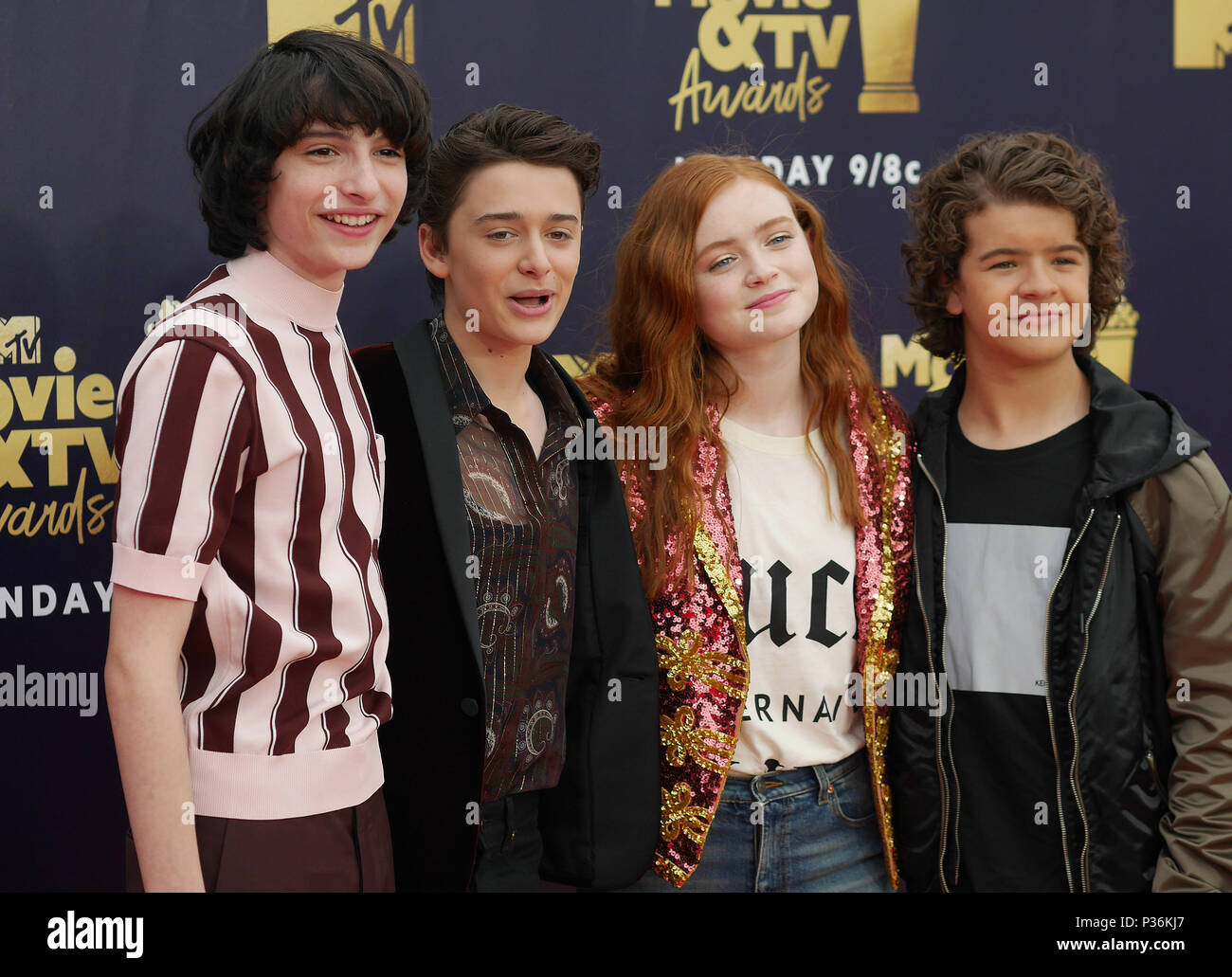 Da sinistra, Finn Wolfhard, Noè Schnapp, Sadie affondare e Gaten Matarazzo di 'Stranger cose' frequentando il 2018 MTV Movie e TV Awards tenutosi presso la Barker Hangar a Los Angeles, Stati Uniti d'America. Stampa foto di associazione. Picture Data: Sabato 16 Giugno, 2018. Foto di credito dovrebbe leggere: Francesco Specker/PA FILO Foto Stock