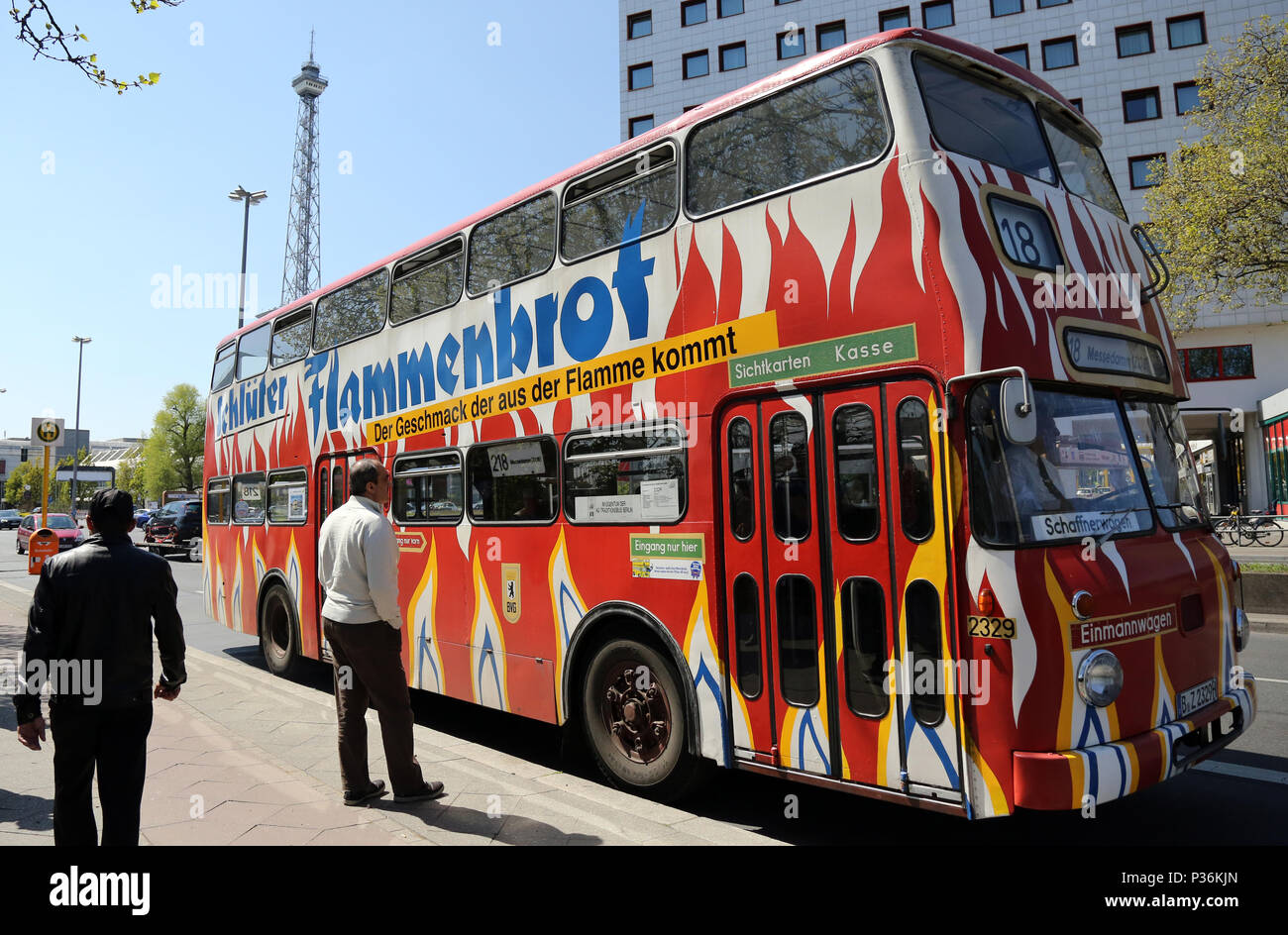 Berlino, Germania, autobus storico in servizio regolare della LPP presso la torre della radio Foto Stock