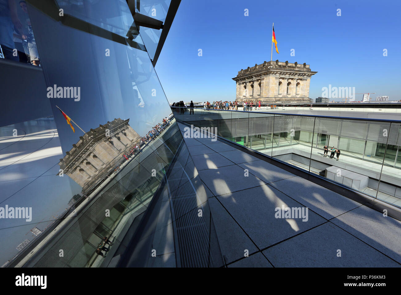 Berlino, Germania, persone sulla terrazza dell'Edificio del Reichstag Foto Stock
