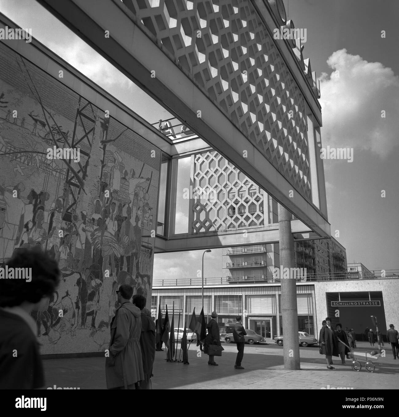 Berlino, gdr, alla metropolitana Schilingstrasse e Cafe Mosca nel Karl-Marx-Allee Foto Stock