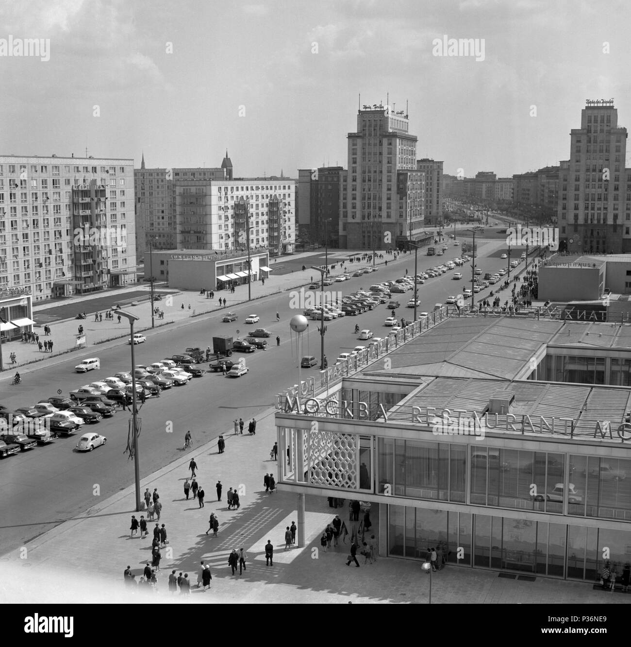 Berlino, DDR, la Karl-Marx-Allee con una vista di Strausberger Platz Foto Stock