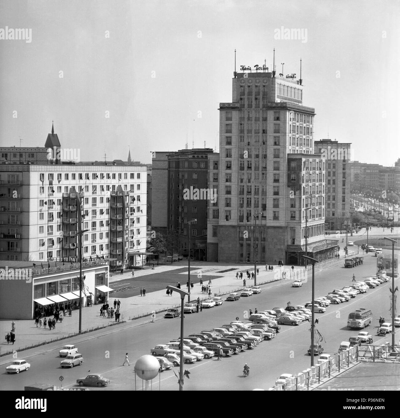 Berlino, DDR, la Karl-Marx-Allee con una vista di Strausberger Platz Foto Stock