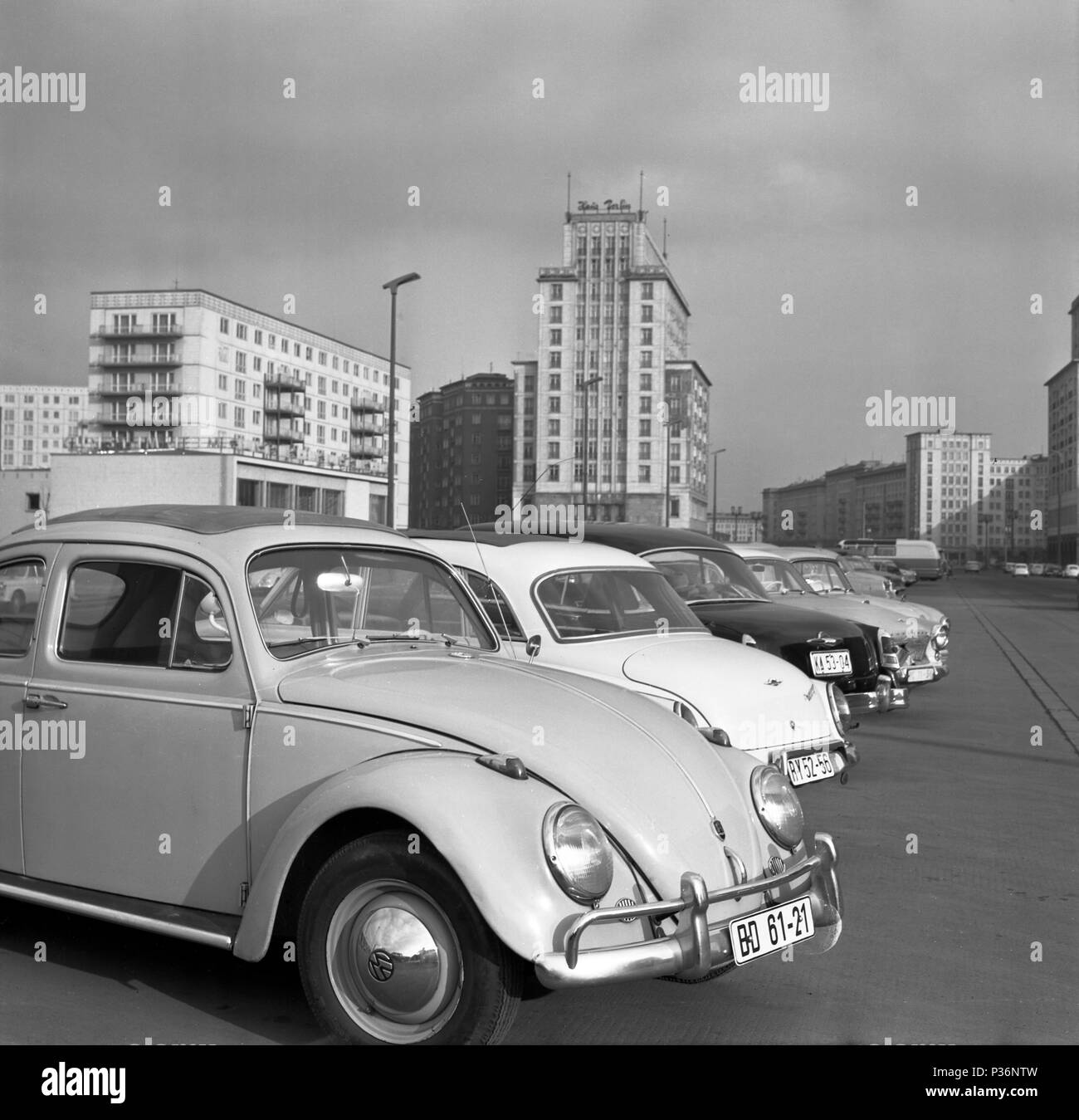 Berlino, gdr, auto park sulla striscia mediana del Karl Marx avenue Foto Stock