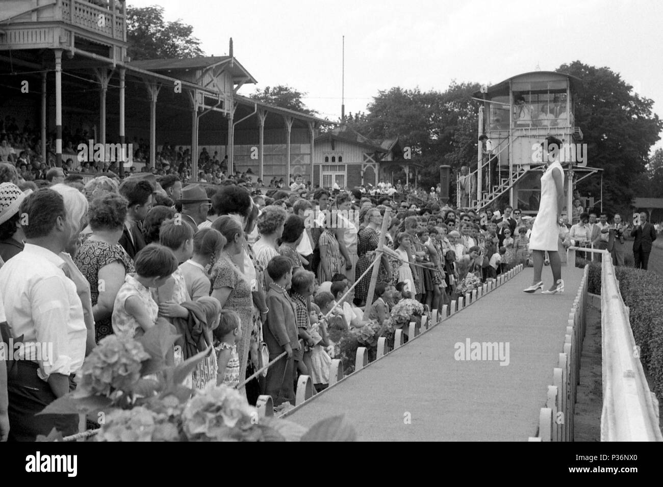 A Dresda, gdr, fashion show dal VVB Confection Berlino nella parte anteriore delle tribune il giorno della fiera Foto Stock