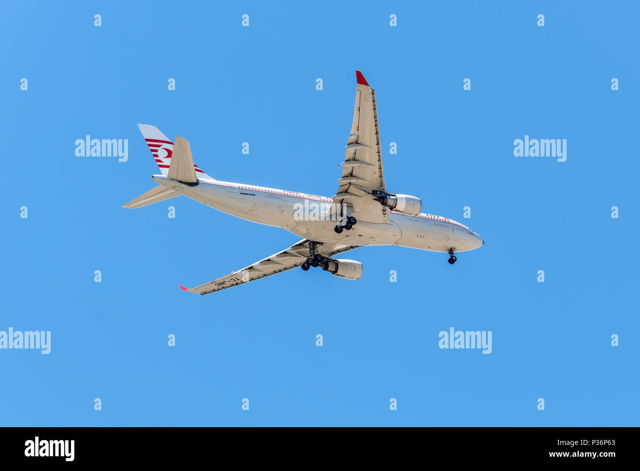 Lisbona, Portogallo - 19 Maggio 2017: Airbus A330 Turkish Airlines aerei di atterraggio nell'aeroporto di Portela di Lisbona, in Portogallo. Lisbona aeroporto Portela è t Foto Stock