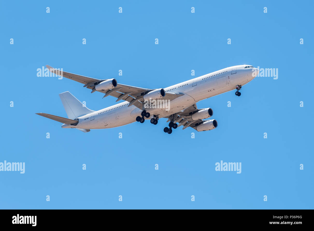 Lisbona, Portogallo - 19 Maggio 2017: Airbus A340-300 Hi Fly Malta Compagnie aeree aerei di atterraggio nell'aeroporto di Portela di Lisbona, in Portogallo. Portela di Lisbona aria Foto Stock