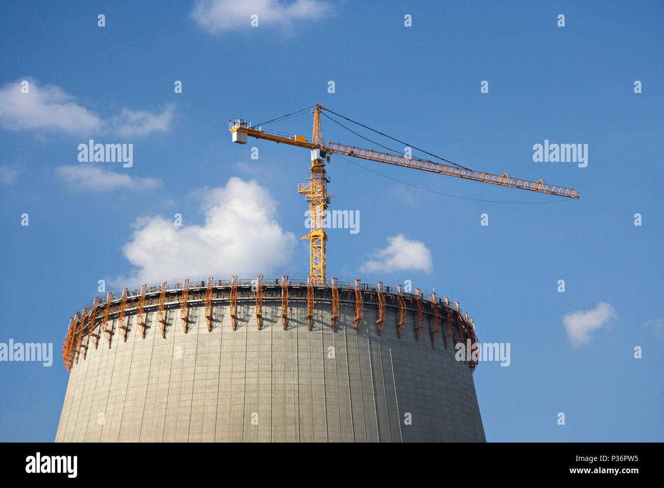 Sito di costruzione di una nuova stazione di potenza della torre di raffreddamento. Foto Stock