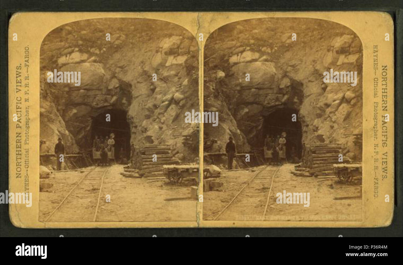 . Ingresso est di Mullen Tunnel. [Uomini al lavoro all'entrata del tunnel.] . Copertura: 1876?-1903?. Fonte impronta: Moorhead, Minn. ; Fargo, D. T. ; San Paul, Minn. : F. Jay Haynes, 1876?-1903?. Elemento digitale pubblicata 8-11-2006; aggiornato 2-13-2009. 90 ingresso est di Mullen Tunnel. (Uomini al lavoro all'entrata del tunnel.), da Haynes, F. Jay (Frank Jay), 1853-1921 Foto Stock