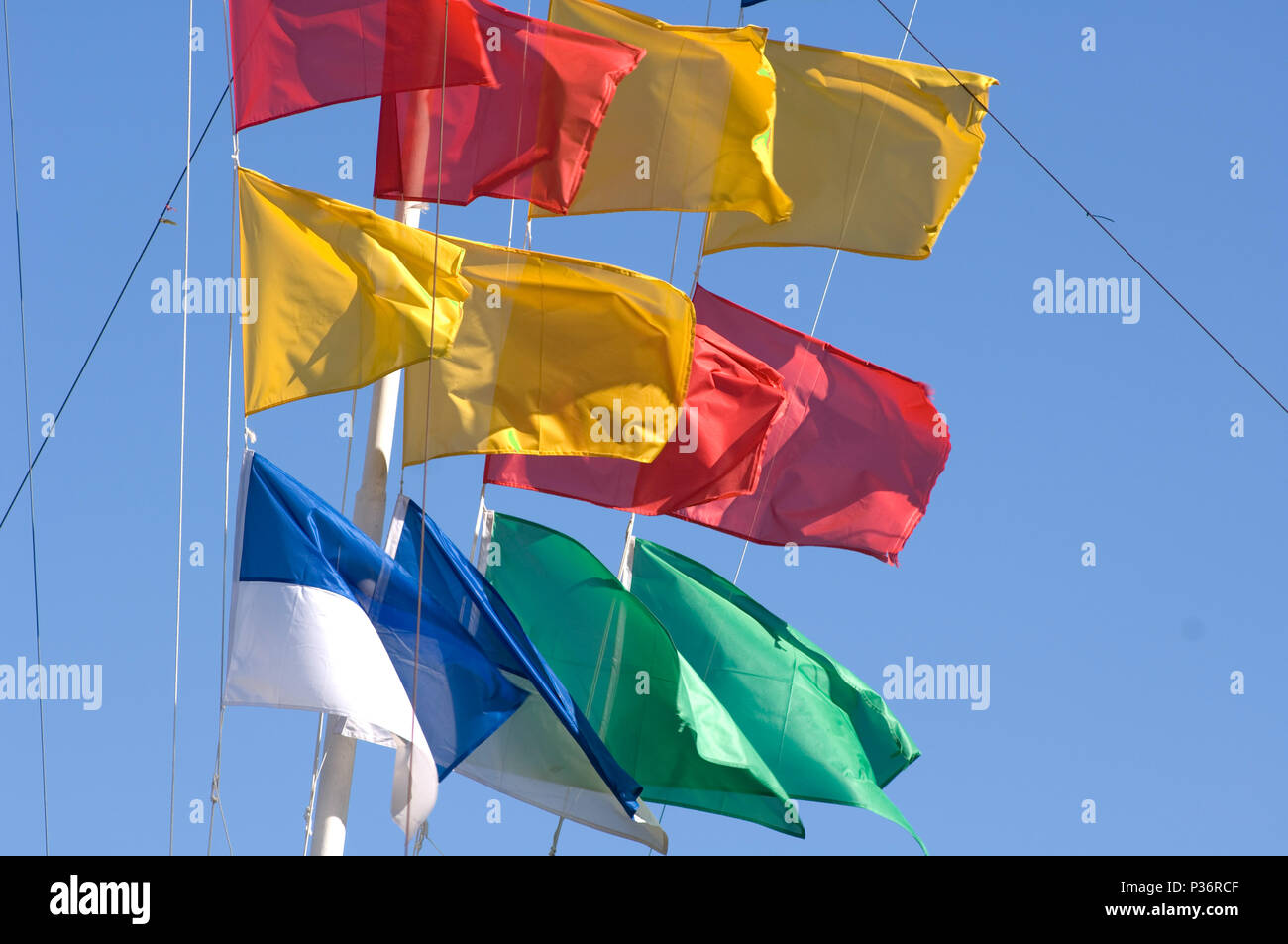 Binz, Germania, bandiere di diversi colori sulla spiaggia Foto Stock