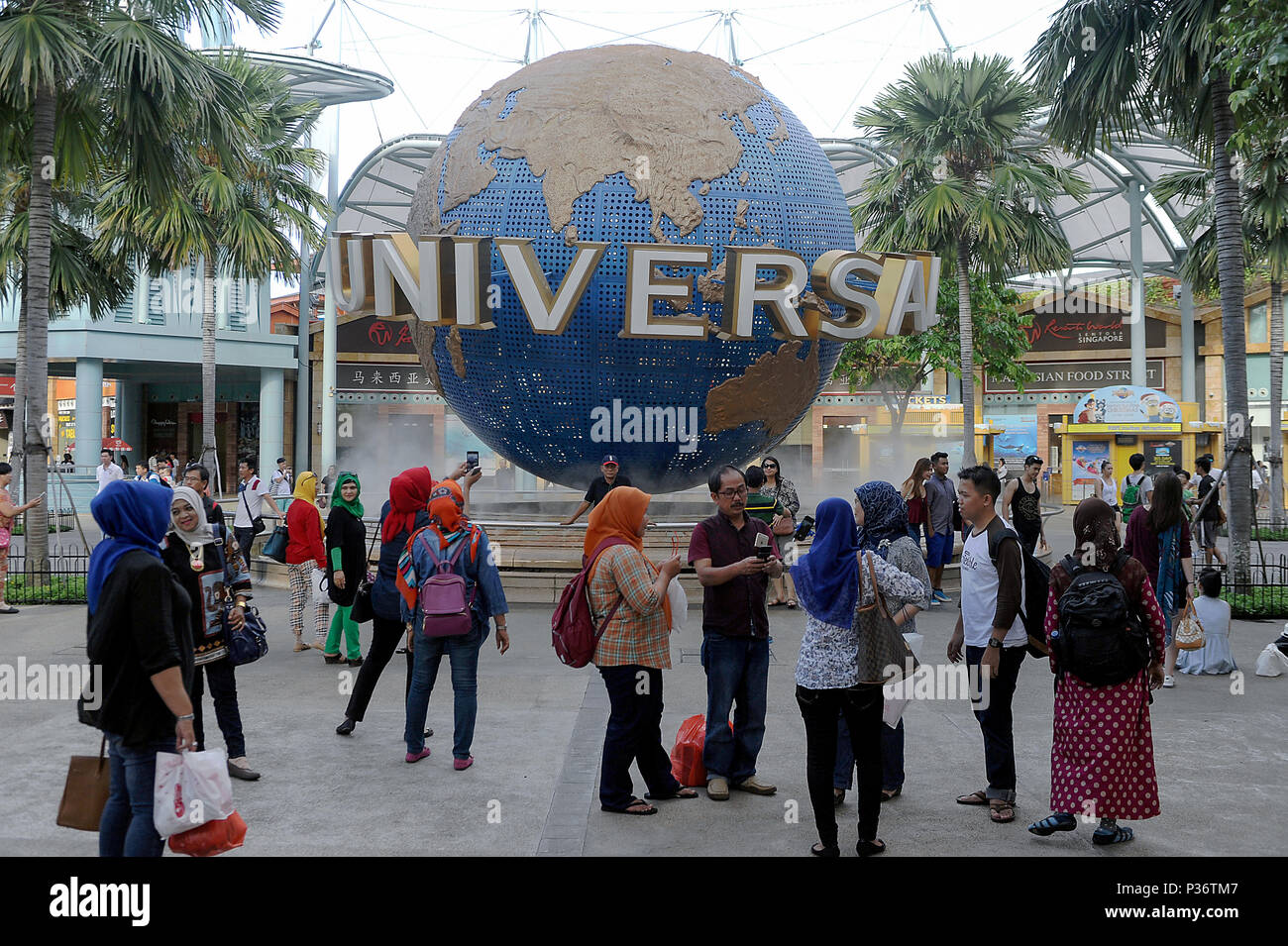 Singapore Repubblica di Singapore, le persone di fronte all'Universal Studios theme park Foto Stock