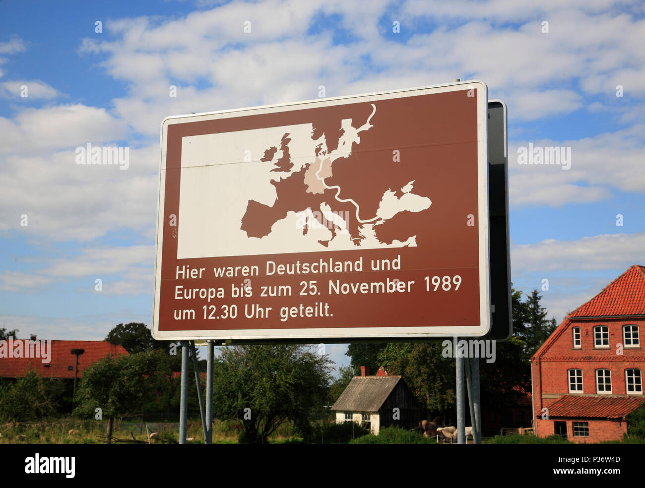 Memorial segno nell'ex RDT(DDR)-confine in Darchau al fiume Elba, Amt Neuhaus, Bassa Sassonia, Germania Foto Stock