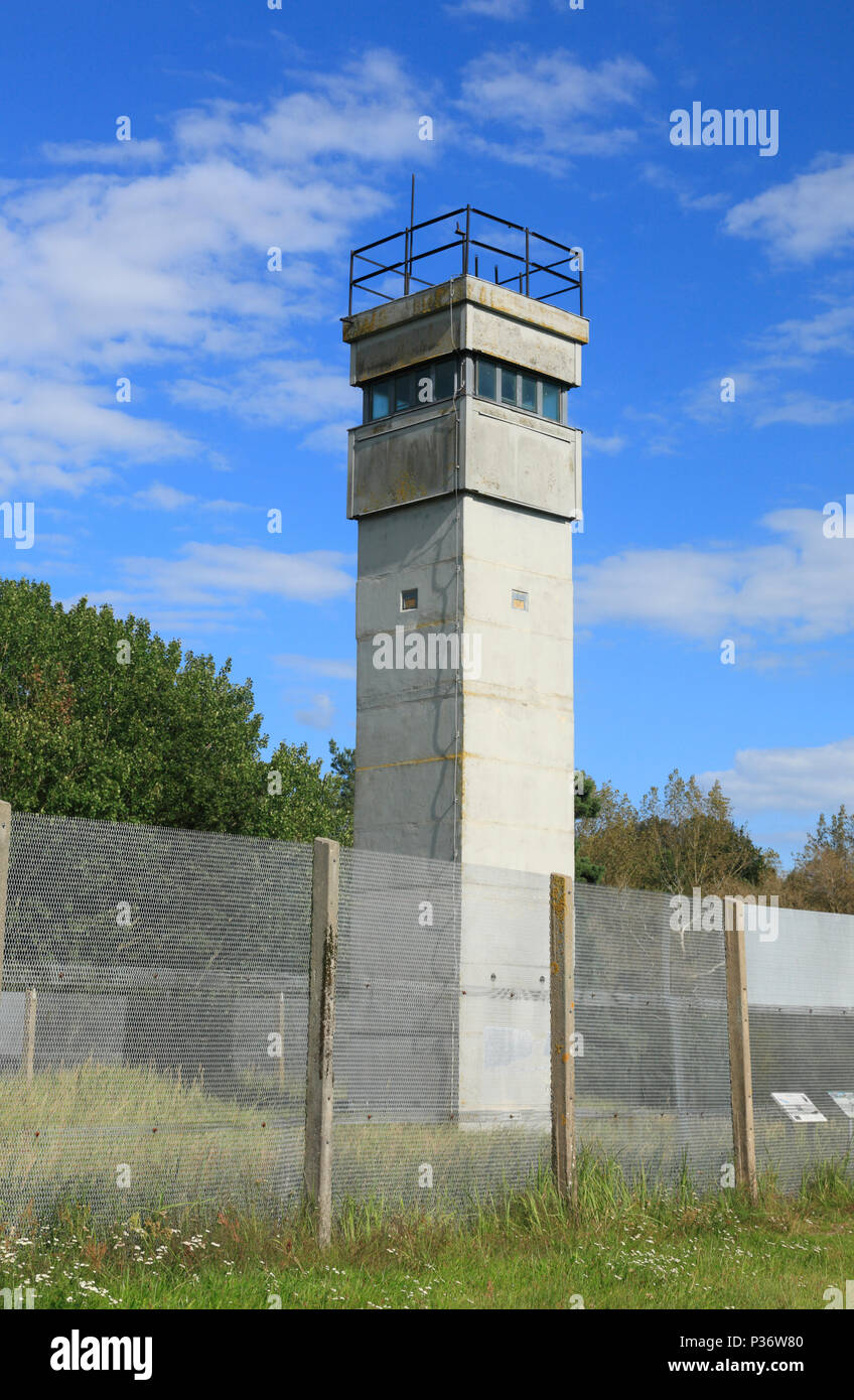 Torre di guardia presso l'EX REPUBBLICA DEMOCRATICA TEDESCA (DDR)-confine in Konau, Amt Neuhaus, Bassa Sassonia, Germania Foto Stock