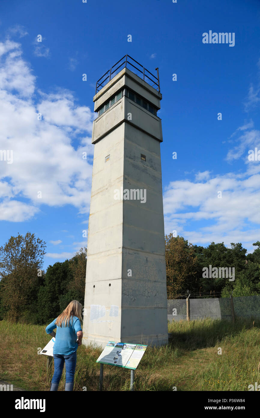 Torre di guardia presso l'EX REPUBBLICA DEMOCRATICA TEDESCA (DDR)-confine in Konau, Amt Neuhaus, Bassa Sassonia, Germania Foto Stock