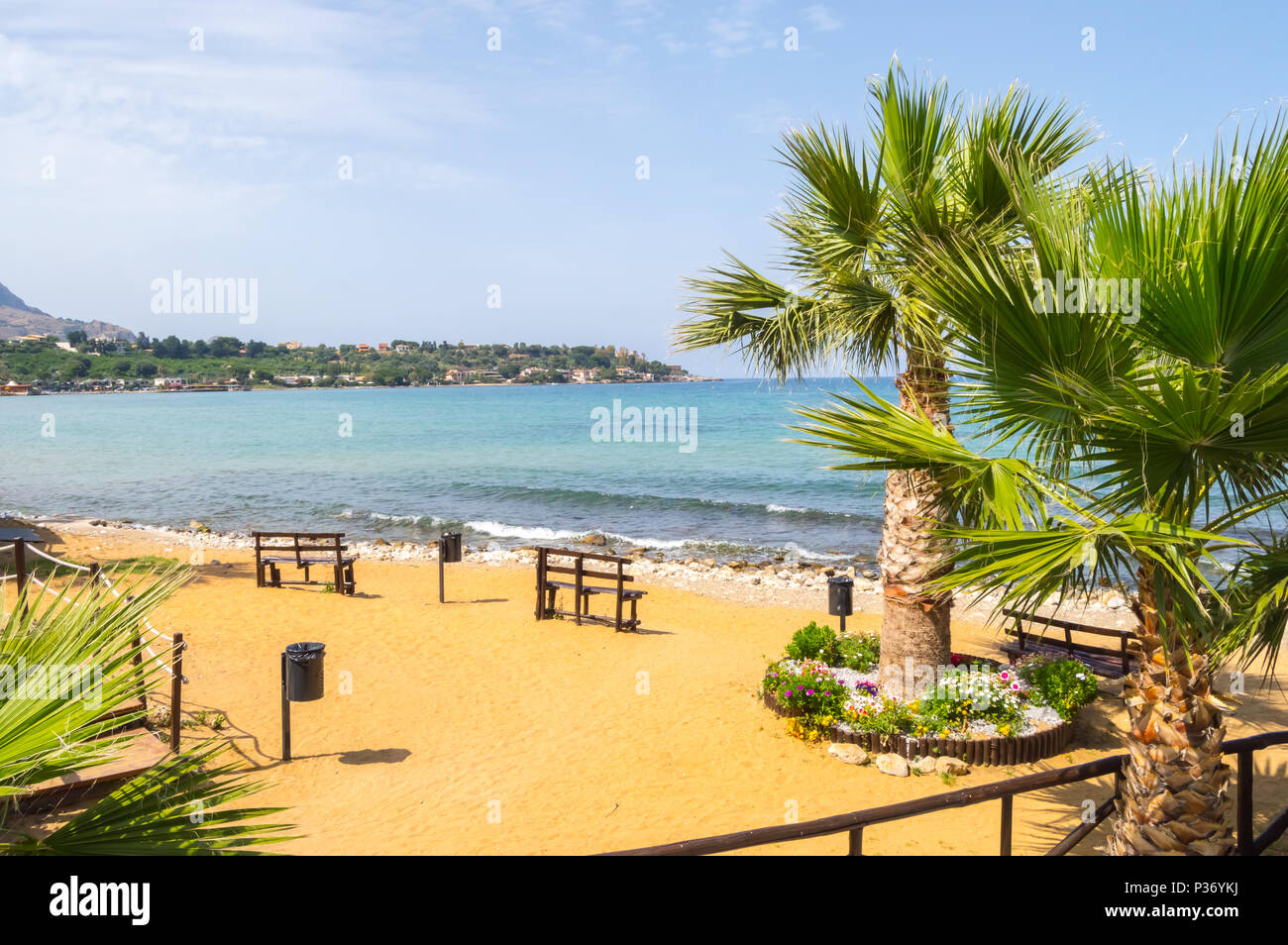 Vista della spiaggia di sabbia vicino alla città di Bagheria sul 113 strada nazionale nel nord della Sicilia Foto Stock
