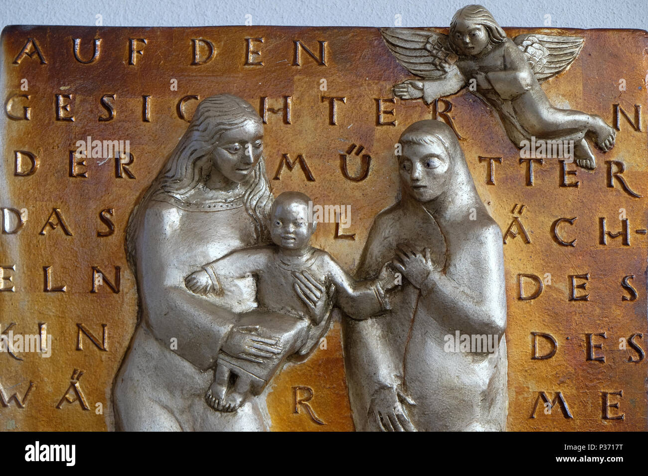 Santa Famiglia di rilievo nella chiesa di San Bartolomeo di Leutershausen, Germania Foto Stock