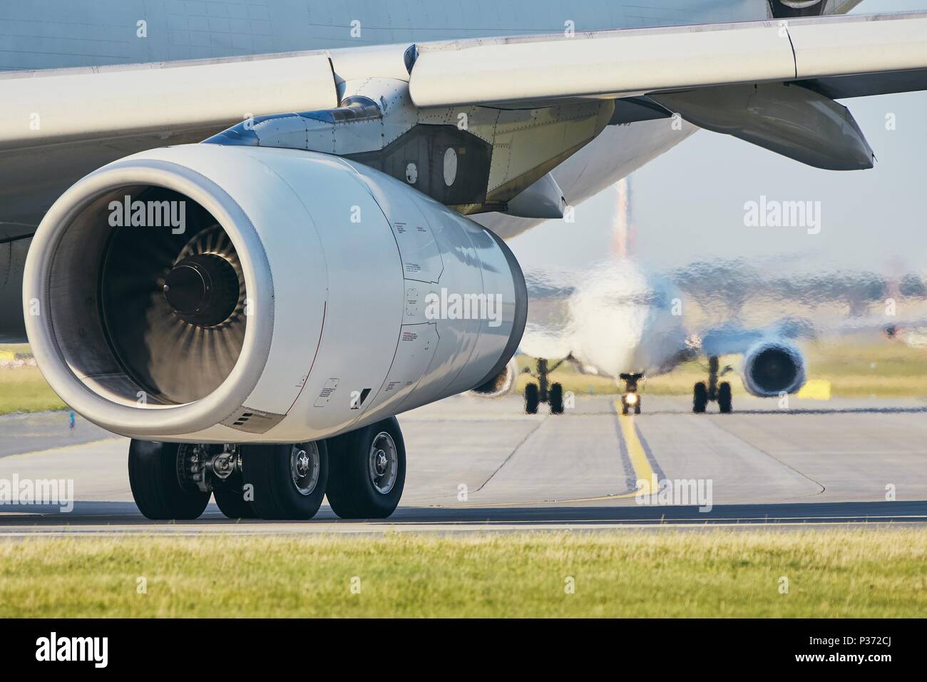 L'aria calda dal motore a getto contro aereo in rullaggio a pista di aeroporto. Foto Stock