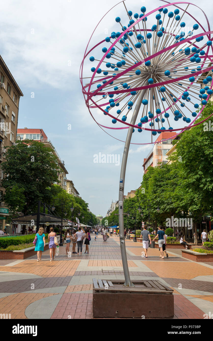 SOFIA, BULGARIA - 8 giugno 2018: Boulevard Vitosha e Chiesa Nedelya in background Foto Stock