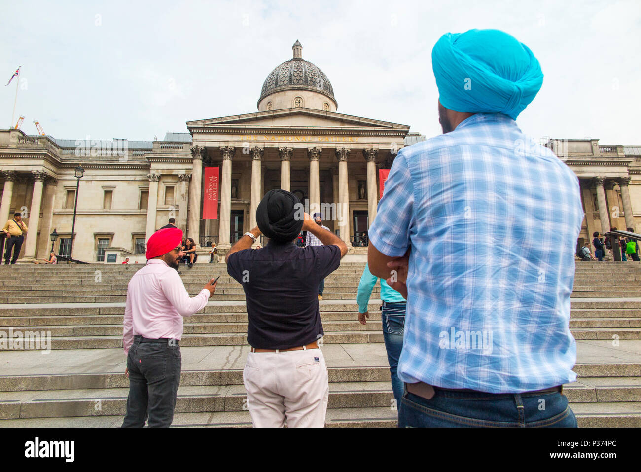 Tre Signori Sikh godetevi la National Gallery e Trafalgar Square nel centro di Londra Foto Stock