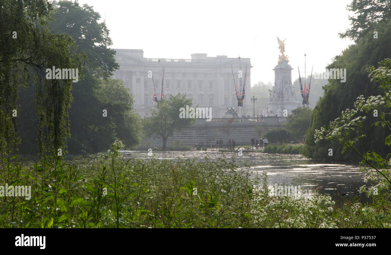 Buckingham Palace da St James Park su un soleggiato, opaco, giorno umido Foto Stock