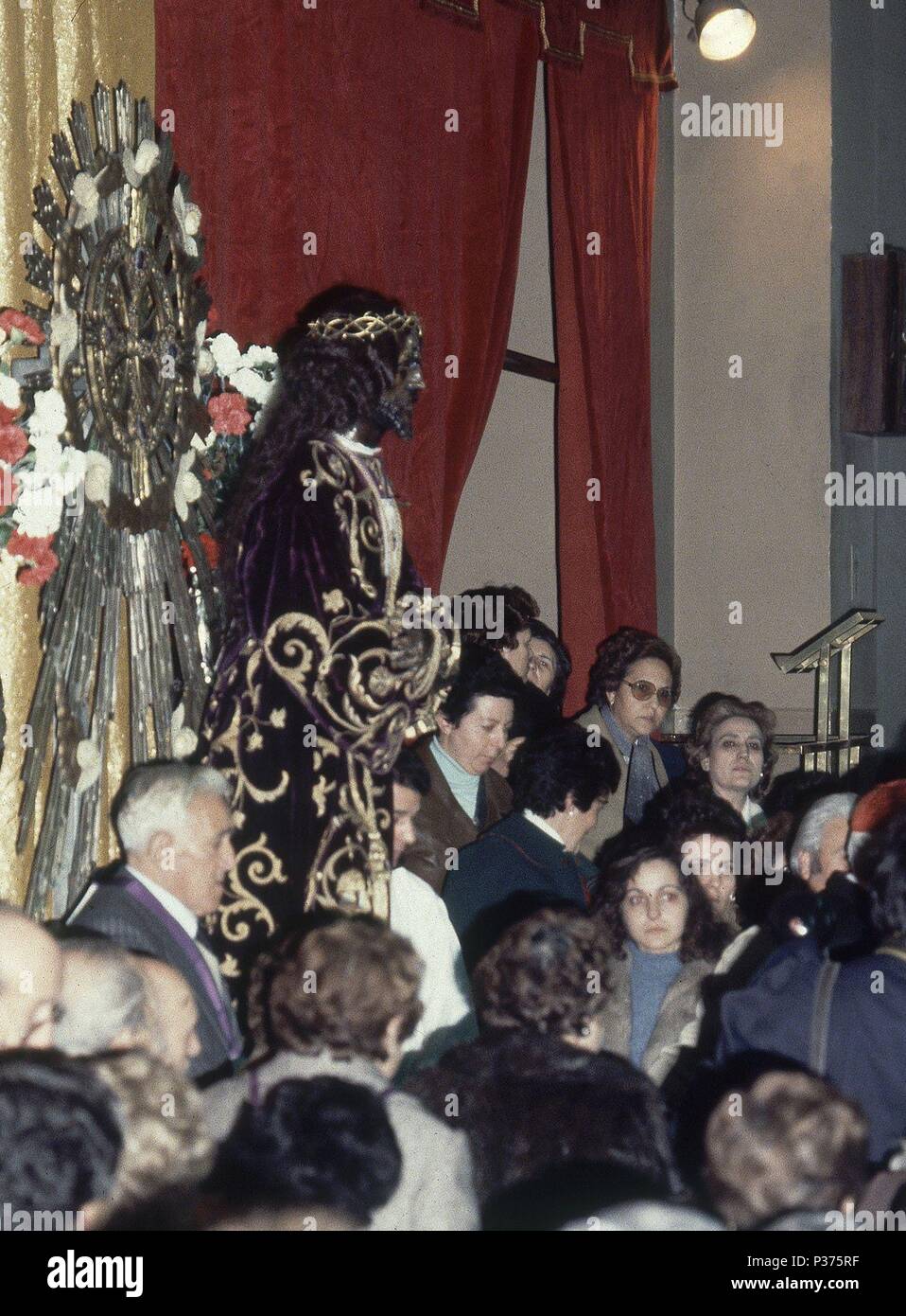 GENTE BESANDO a Gesù. Posizione: Iglesia de Jesus De Medinaceli, MADRID, Spagna. Foto Stock