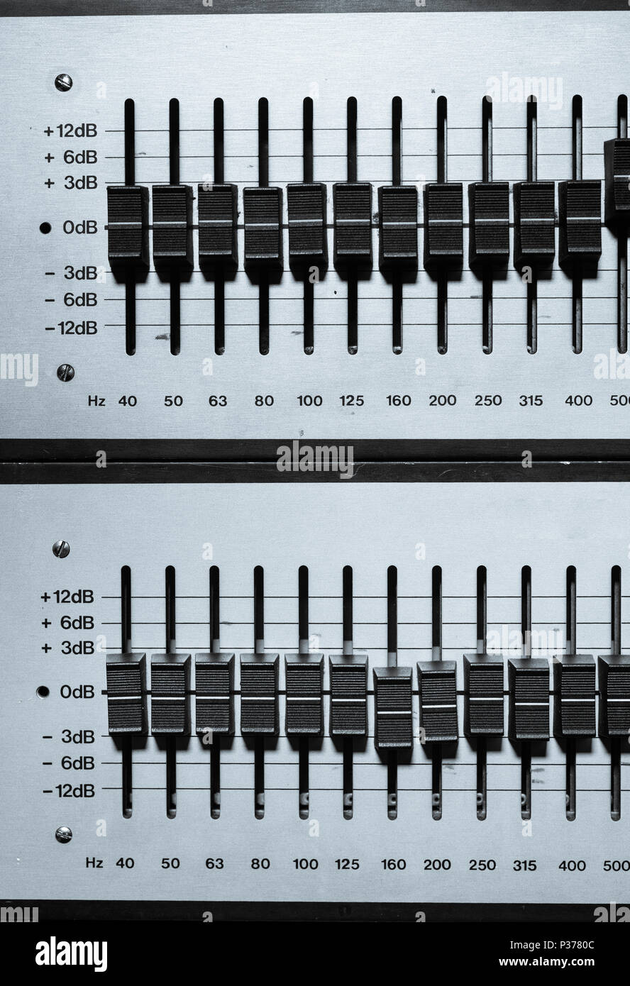 Chiusura del suono vintage studio apparecchiature audio equalizzatore pannello di controllo livelli Foto Stock