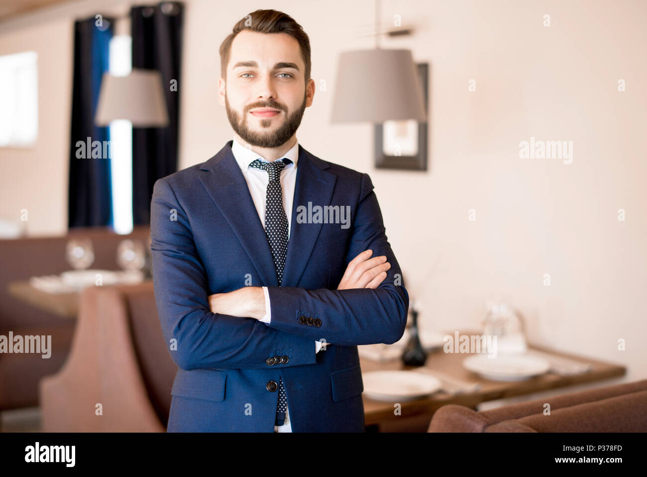 Fiducioso bello imprenditore nel ristorante Foto Stock