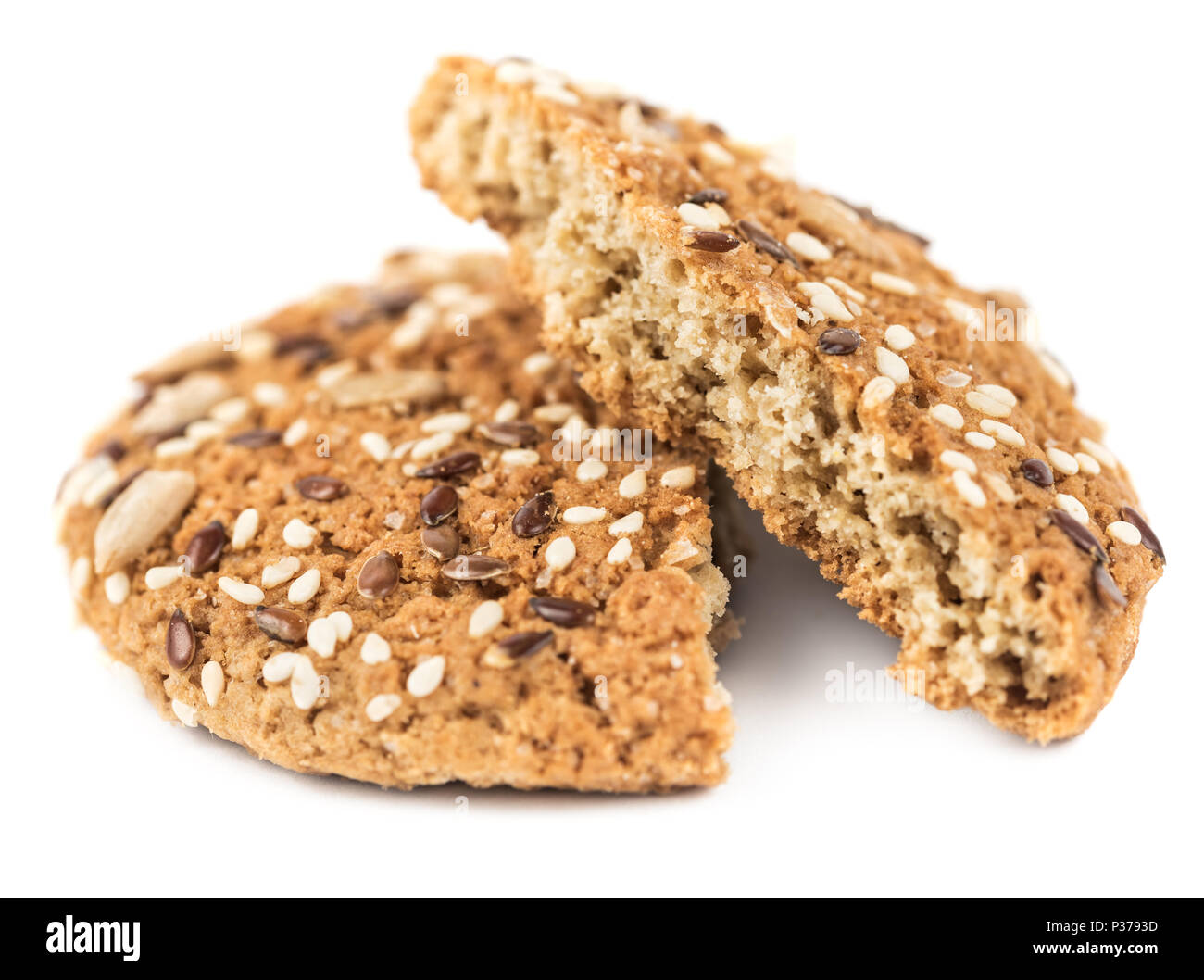 Farina di avena cookies cosparso con semi di girasole e semi di lino e i semi di sesamo. Dolci sani isolato su uno sfondo bianco Foto Stock