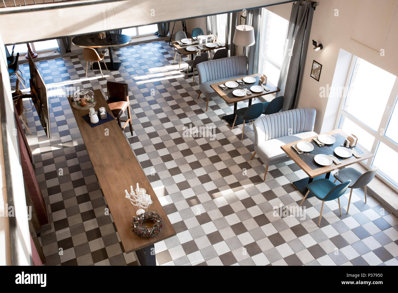 Vista superiore della sala ristorante con posti di impostazione Foto Stock