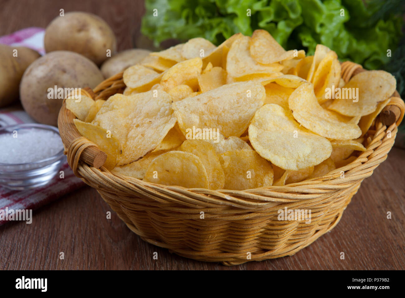 Cestino con patate fritte e verdure Foto Stock