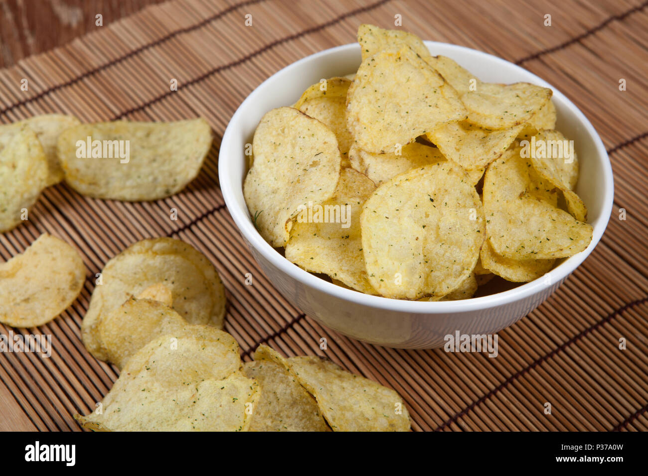 Ancora in vita da una ciotola di vetro con patatine close up Foto Stock