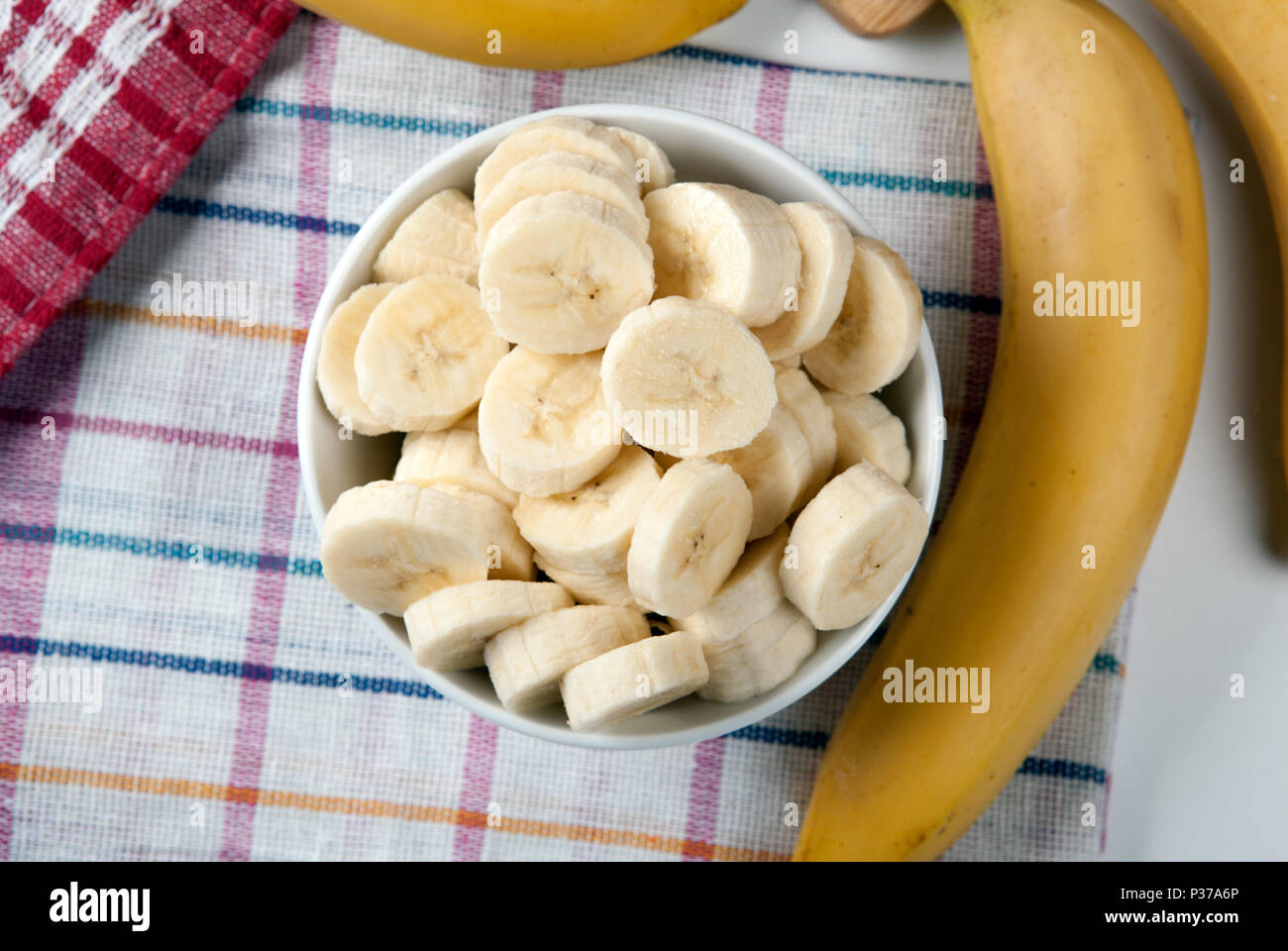 Fette di banane fresche in una ciotola close up Foto Stock