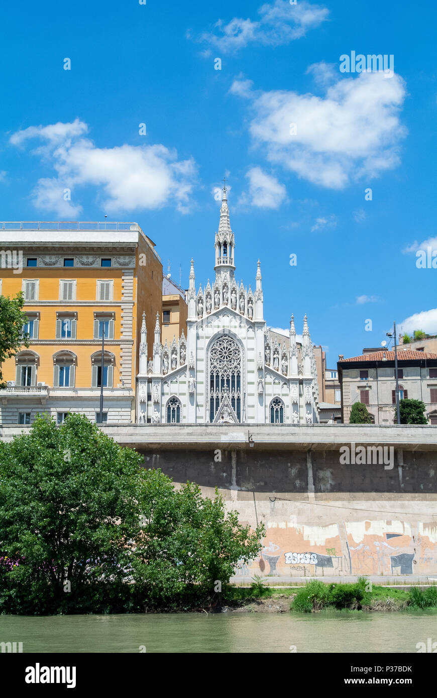 Riverside del quartiere Prati con la Chiesa del Sacro Cuore di Gesù di intercessione, Chiesa del Sacro Cuore del Suffragio, Roma, lazio, Italy Foto Stock