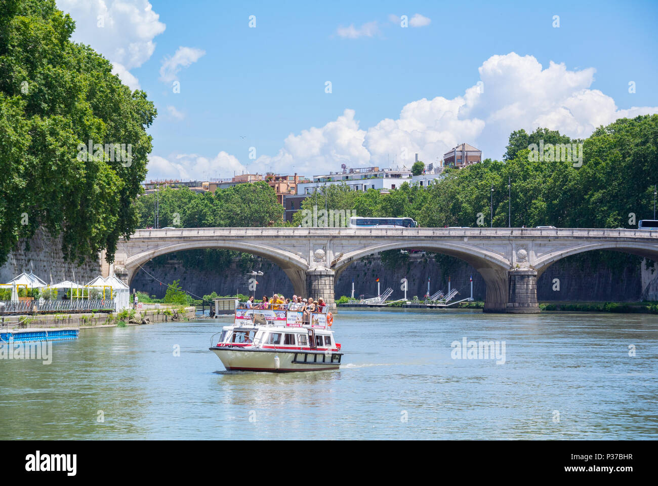 Vista panoramica del Ponte Umberto I e ponte tourist crociera in barca sul fiume Tevere, Roma, lazio, Italy Foto Stock