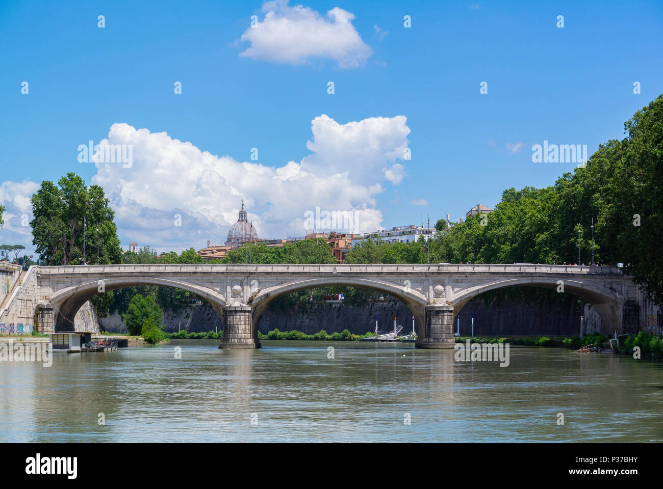 Vista panoramica del Ponte Umberto I ponte sul fiume Tevere, Roma, lazio, Italy Foto Stock