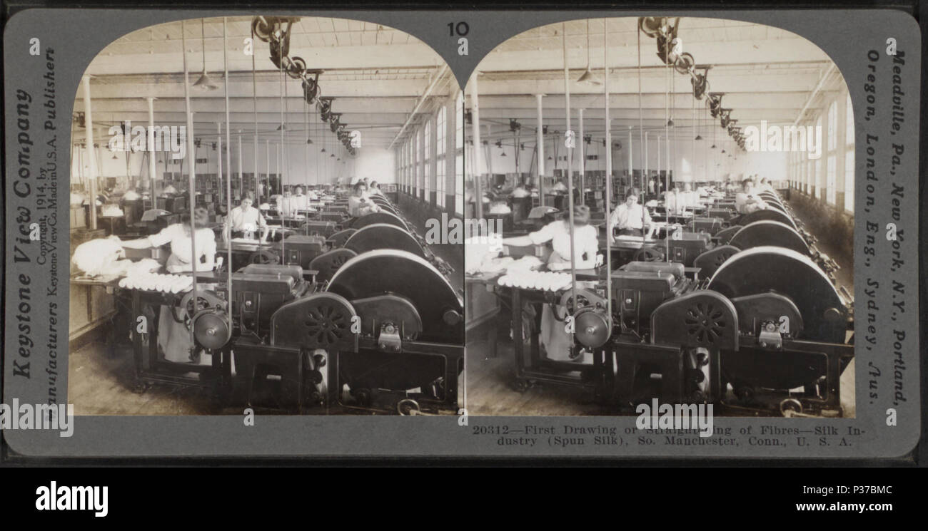 105 primo disegno o raddrizzamento delle fibre. Industria della seta (filati di seta), South Manchester, Connecticut, USA, di Keystone View Company Foto Stock