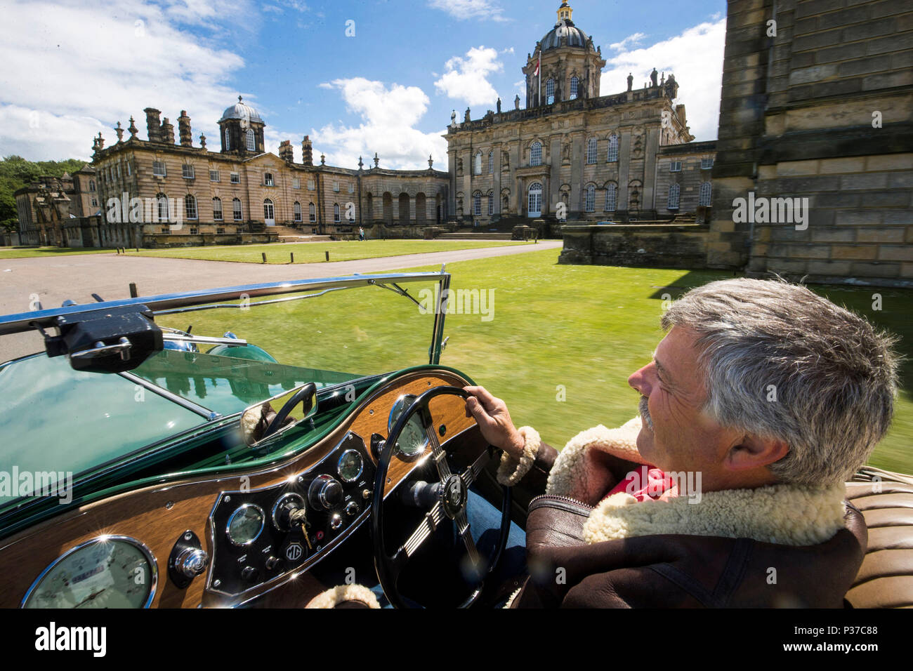 Chris Edwards guida il suo TC da 1946 MG durante il Classic Car & Motor Show a Castle Howard nello Yorkshire. Foto Stock