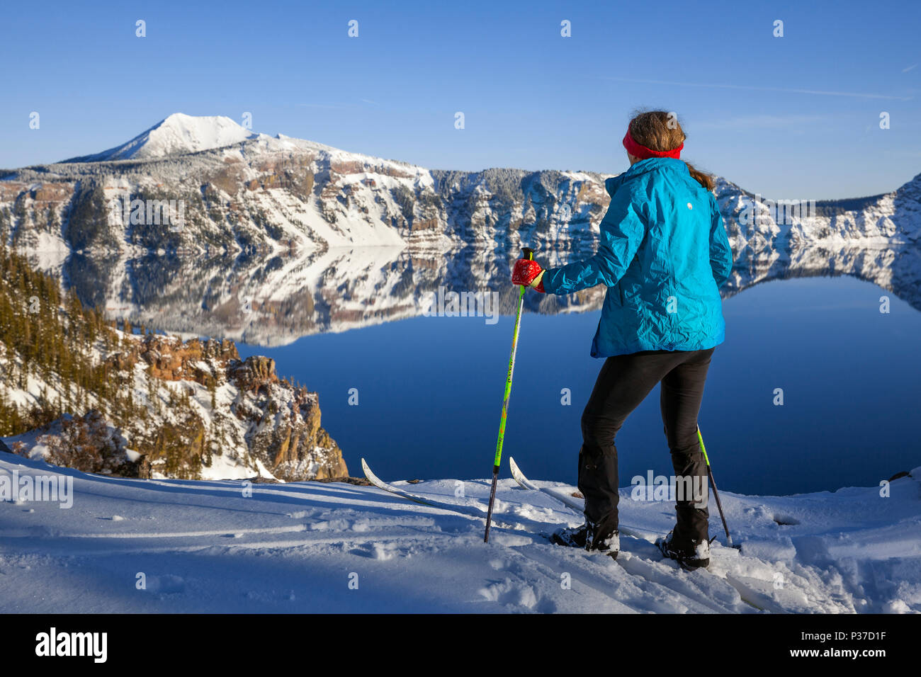 O02521-00...OREGON - Vicky primavera sci di fondo la Rim Drive vicino punto di pomice nel Parco nazionale di Crater Lake. (MR# S1) Foto Stock