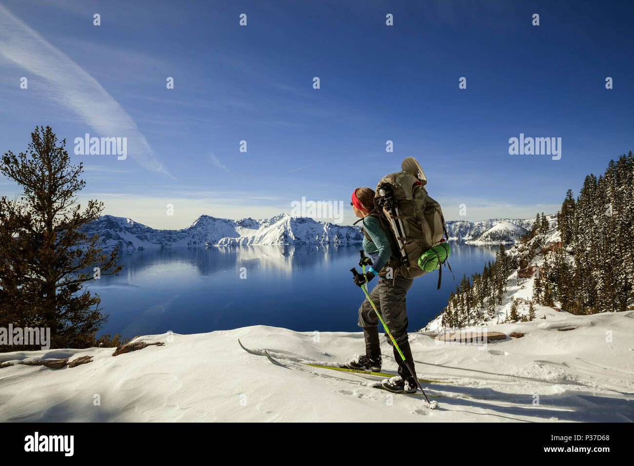 O02527-00...OREGON - Vicky molla lo sci di fondo lungo il lato nord del cerchione rigido nel Parco nazionale di Crater Lake. (MR# S1) Foto Stock