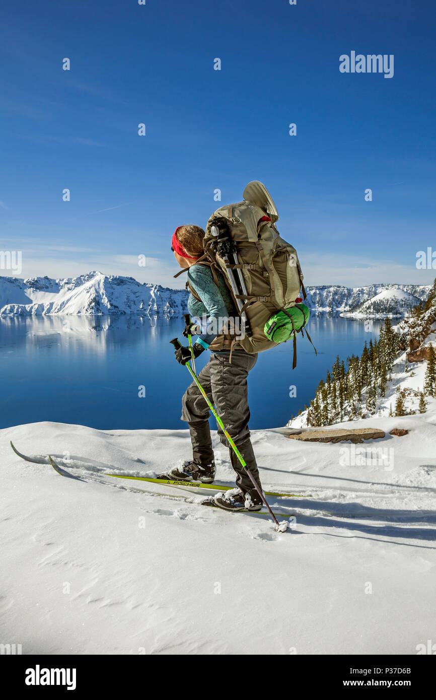 O02529-00...OREGON - Vicky molla lo sci di fondo lungo il lato nord del cerchione rigido nel Parco nazionale di Crater Lake. (MR# S1) Foto Stock
